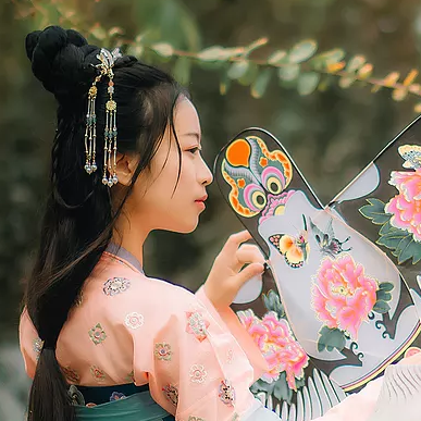 柳葉下放風箏女生頭像，唯美古風真人頭像