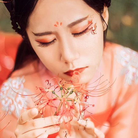 妖艷彼岸花紅衣女子頭像，唯美古風(fēng)真人頭像
