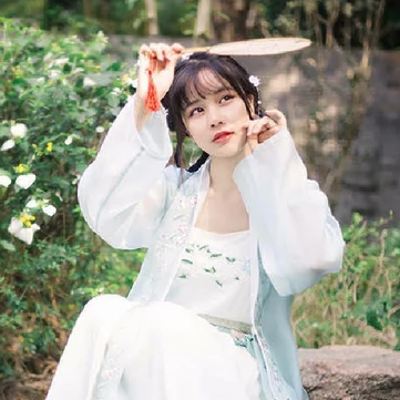 淡雅帶團(tuán)扇女生頭像，唯美古風(fēng)真人頭像