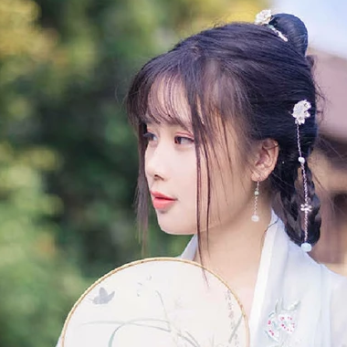 淡雅帶團(tuán)扇女生頭像，唯美古風(fēng)真人頭像