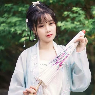 淡雅帶團(tuán)扇女生頭像，唯美古風(fēng)真人頭像