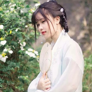 淡雅帶團(tuán)扇女生頭像，唯美古風(fēng)真人頭像