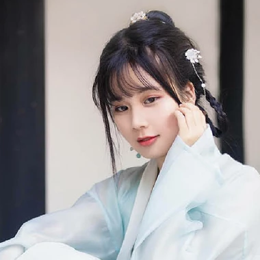 淡雅帶團(tuán)扇女生頭像，唯美古風(fēng)真人頭像