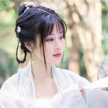 淡雅帶團(tuán)扇女生頭像，唯美古風(fēng)真人頭像