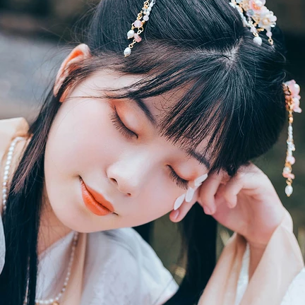 三櫻帶團(tuán)扇女子頭像，唯美古風(fēng)真人頭像