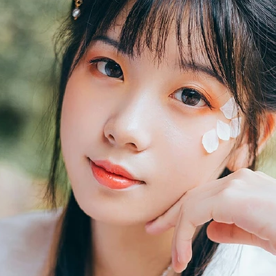 三櫻帶團(tuán)扇女子頭像，唯美古風(fēng)真人頭像