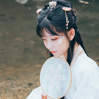 三櫻帶團(tuán)扇女子頭像，唯美古風(fēng)真人頭像
