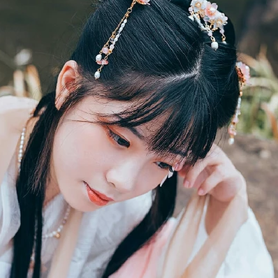三櫻帶團(tuán)扇女子頭像，唯美古風(fēng)真人頭像