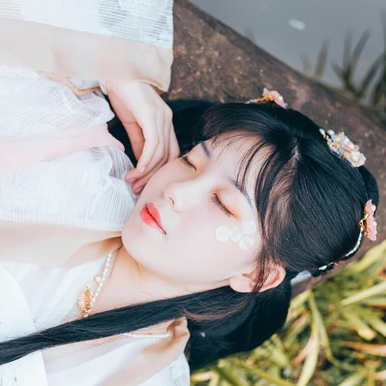 三櫻帶團(tuán)扇女子頭像，唯美古風(fēng)真人頭像